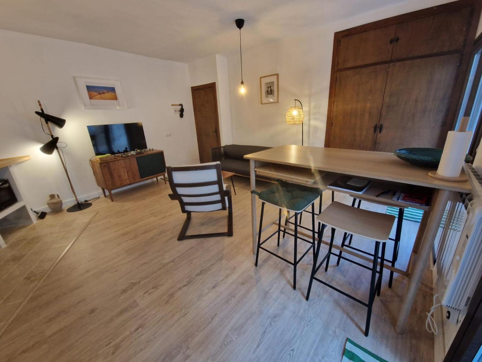 Apartamento Individual Tranquila Con Bano Privado En Piso Compartido *